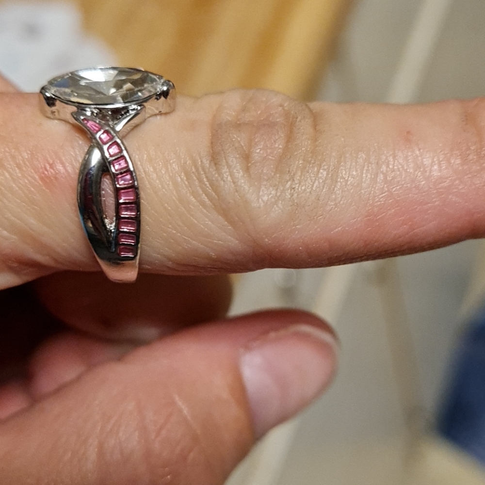 Beautiful ring - Picture 2 of 4
